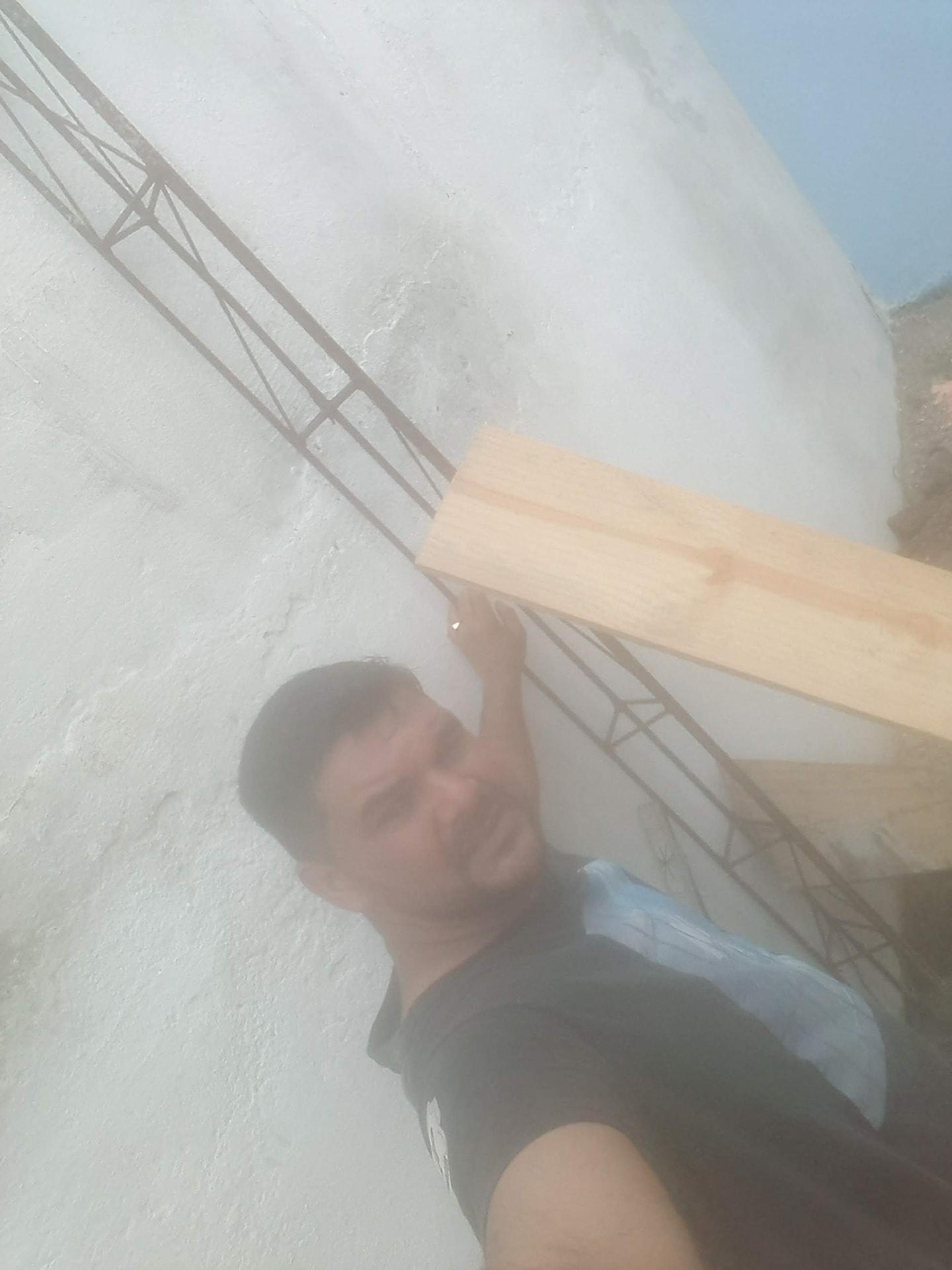 David erguendo a estrutura da própria oficina
