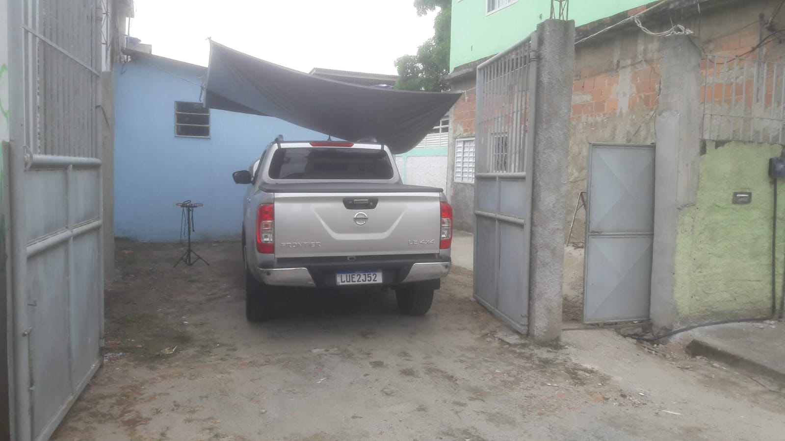 Nissan Frontier estacionada no antigo espaço com portão simples